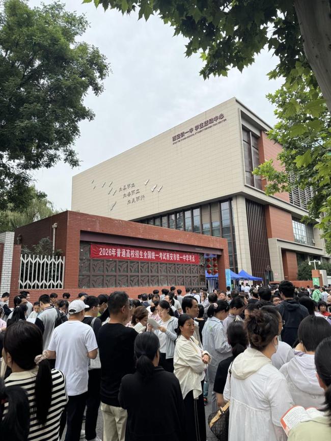 87歲老人持續(xù)送考近10年 用鏡頭見證青春時刻