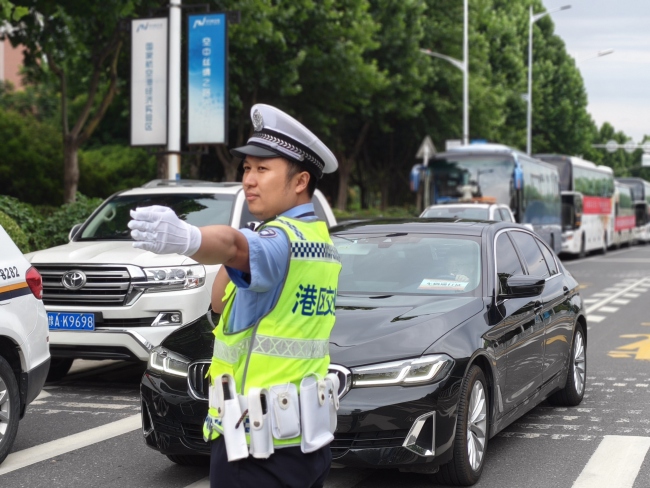 每一份默默值守都是給考生的底氣 無聲守護者