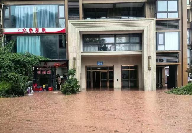 重庆合川暴雨致多街镇内涝 应急响应升级救援展开