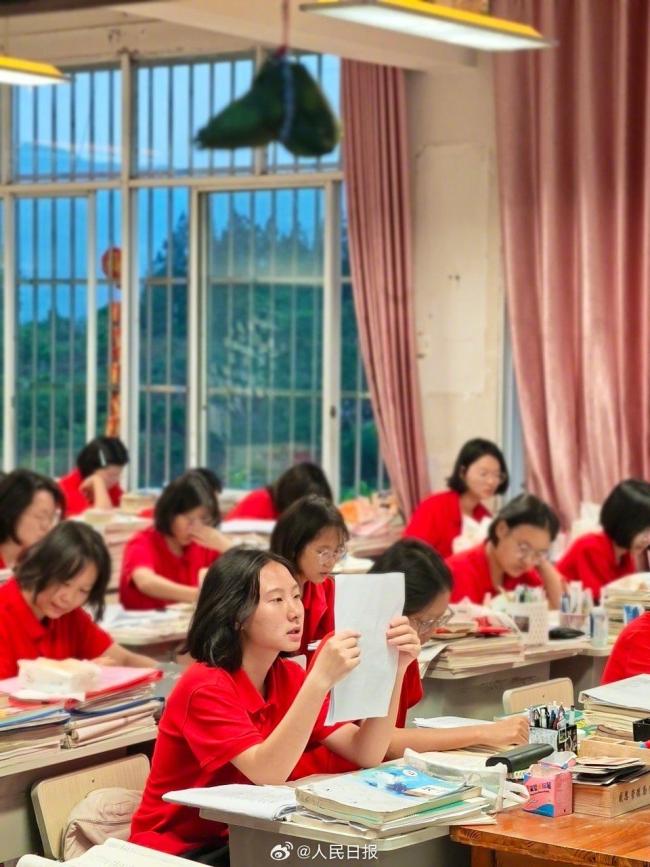 张桂梅连续16年送考