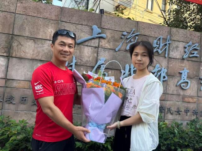 上海部分考生的高考已提前結(jié)束 一日考完迎鮮花