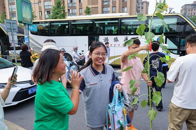 高考首日这些瞬间让人印象深刻 考生与家长的温馨互动