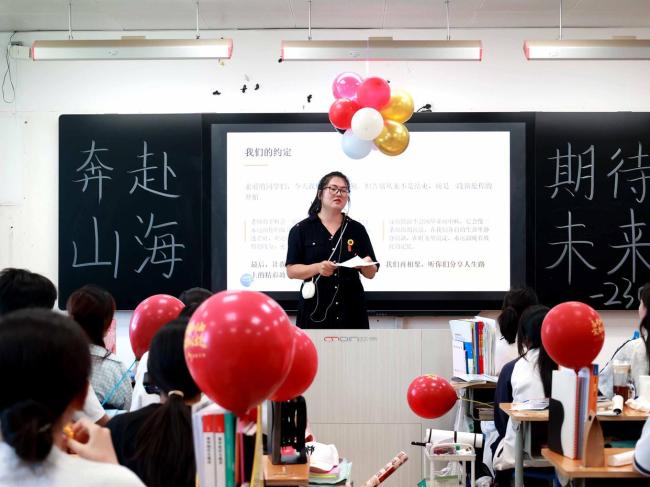 数学老师考点外为学生上最后一课 温情寄语送祝福