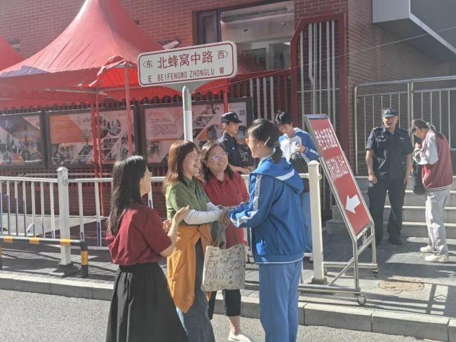 直擊高考第一天 考生狀態(tài)很好 書寫青春考卷