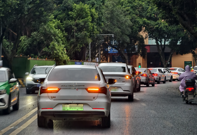 網(wǎng)約車司機(jī)求助后交警急速護(hù)送考生 愛心車隊(duì)護(hù)航高考