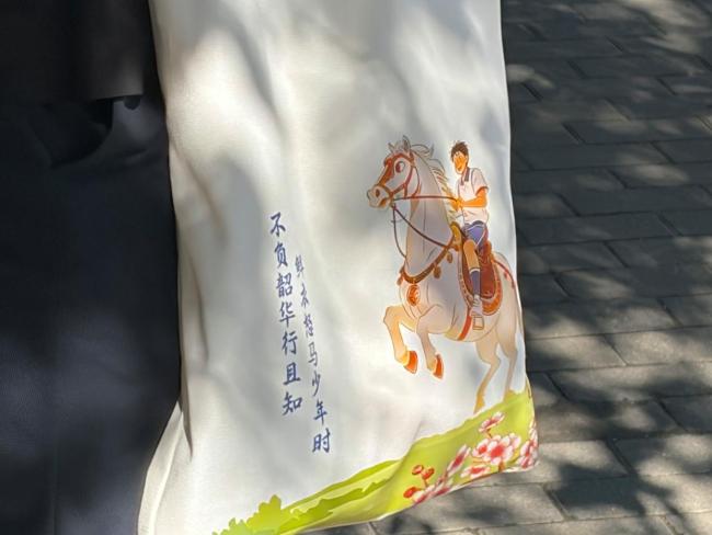 師生家長服裝配飾藏巧思 吉祥祝福滿載期望