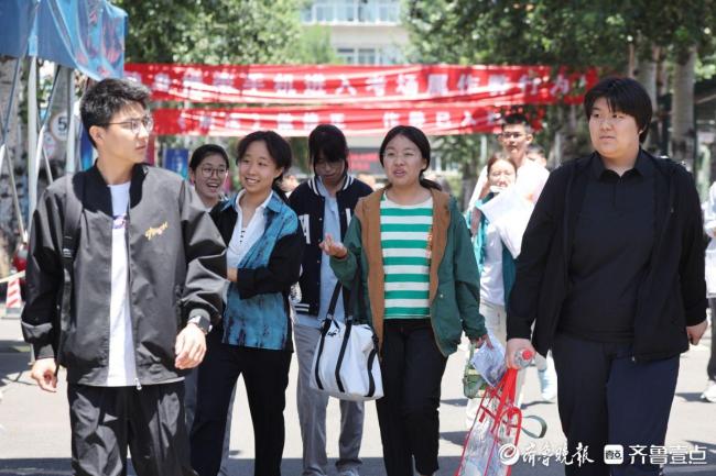 首考收官考生自信出考場(chǎng) 親友迎接歡聲笑語(yǔ)
