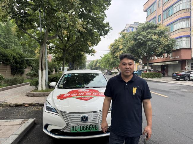 杭二中考點(diǎn)第一個出來考生評語文卷 考場內(nèi)外溫情滿滿