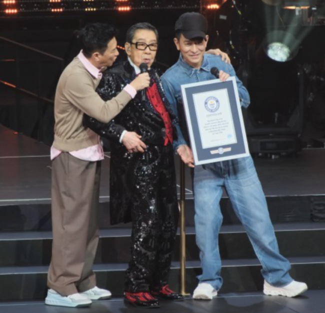 94岁胡枫开演唱会半个娱乐圈都到了 创全球最年长纪录