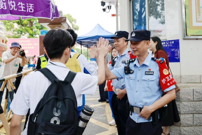考生被困家中 民警破门护送赴考 爱心接力助梦飞翔