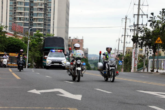 考生被困家中 民警破門護送赴考 愛心接力助夢飛翔