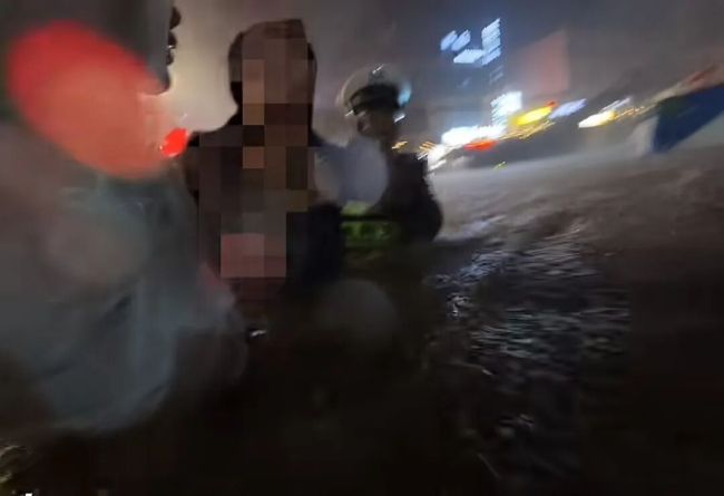 贵州暴雨面包车司机被困 众人救援 市民交警齐心协力