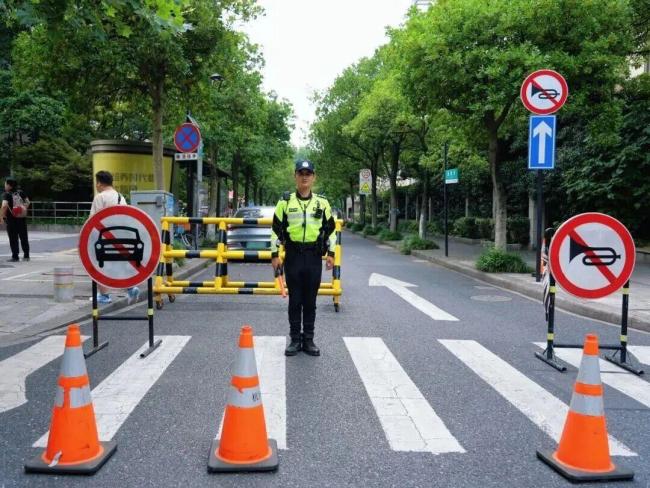 考生忘带身份证骑手7分钟送来 交警暖心护考举措