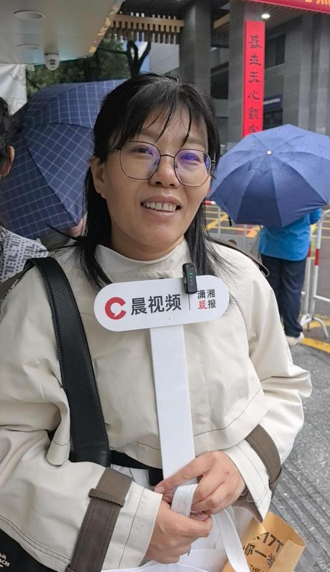 长沙考生妈妈提花等女儿下考