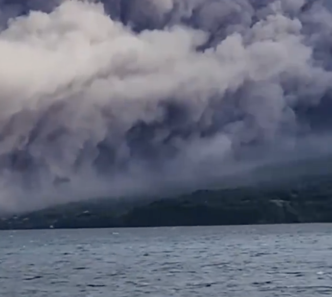 日本櫻島火山噴發(fā)宛如末日景象 火山灰雨籠罩市區(qū)