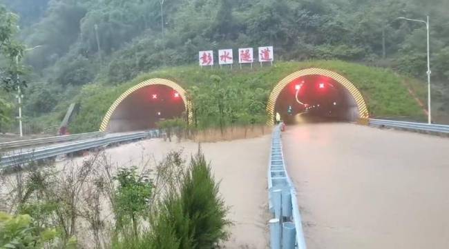 重慶一高速隧道內(nèi)涌水 有車子熄火 突發(fā)險情致交通管制