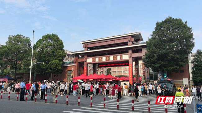 11岁哥哥带弟弟感受考场氛围 为考生加油鼓劲