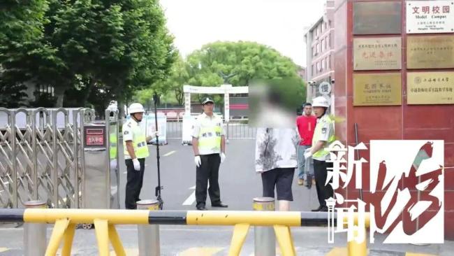 送考家长称全家都起晚了 尴尬一幕再现考场外