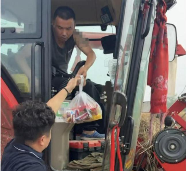 夫妇暴雨中徒手移开折断大树 凡人善举温暖人心