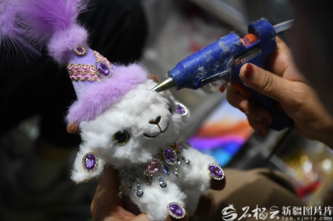 新疆小羊摊主：每天只睡3、4个小时 高颜值文创引排队热潮