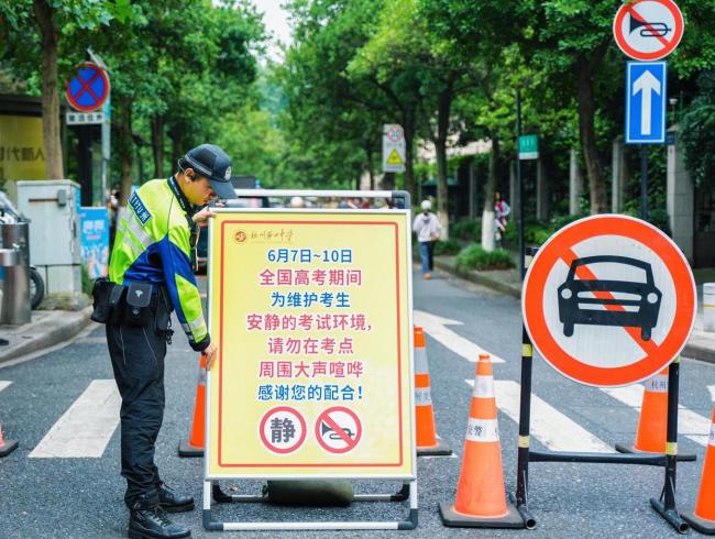 杭州985號交管機(jī)器人首次“陪考” 智能護(hù)航高考路