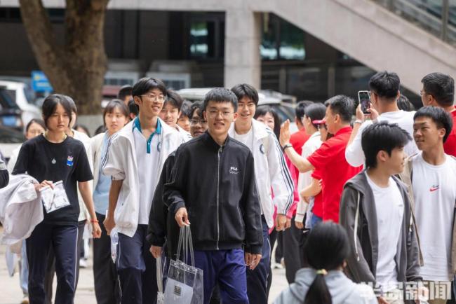 部分考生结束高考 家长温情相拥 首日考后温情一幕