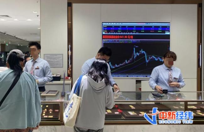 金价大跌有人抄底48根金条 投资者心态分化