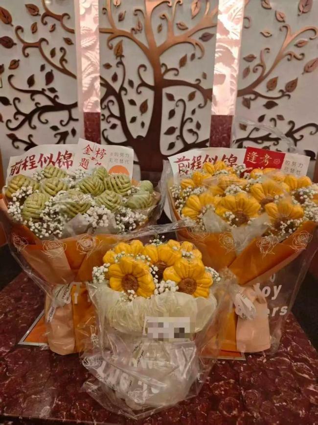 考生姑姑手搓馒头花束为侄女加油 创意面点传递祝福
