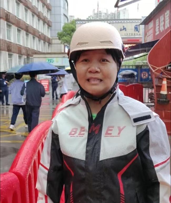 妈妈开车送考爸爸骑车跟着怕堵车 雨中守护孩子的温暖背影