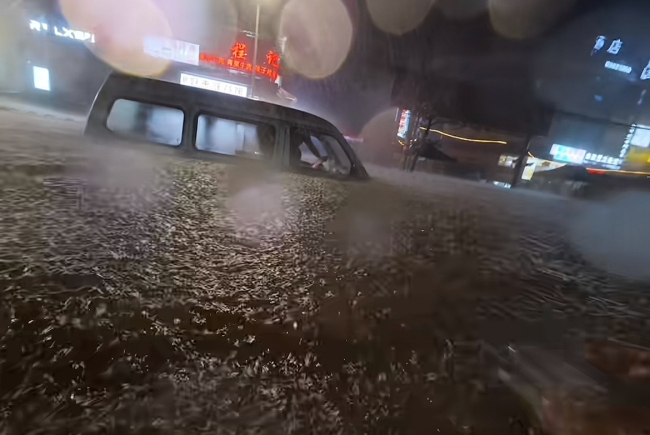 贵阳暴雨一司机被困蜷缩车内