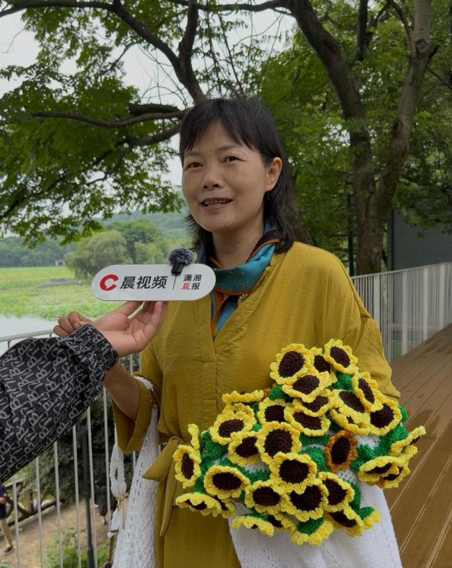 妈妈请假半年陪考:回去工作才是解压,儿子考完后想立即回去上班