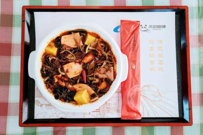 高鐵上也能吃紅湯火鍋了 掃碼點(diǎn)餐送餐到座