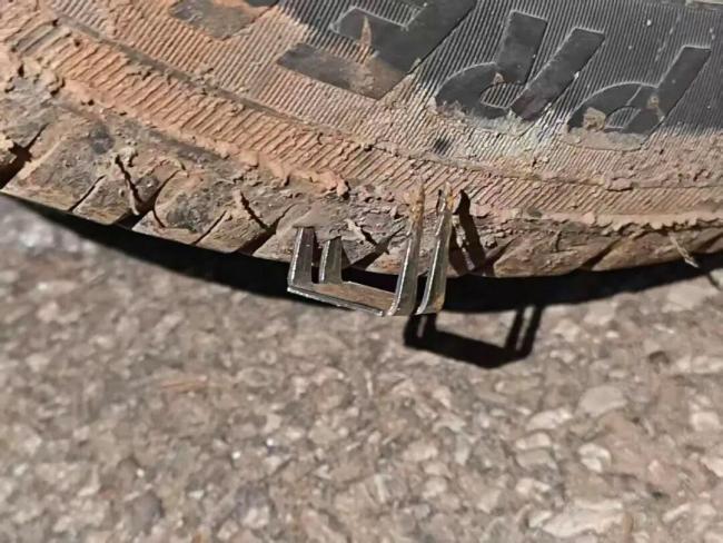 昆明多車輪胎被扎 警方抓獲14人 非法運(yùn)營(yíng)團(tuán)伙落網(wǎng)