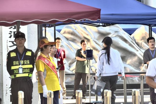 北京廣渠門中學考點外暖意融融 考生從容應考
