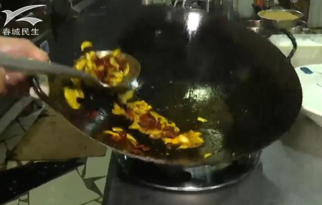 男子食用見(jiàn)手青翻出27樓往下爬 幻覺(jué)導(dǎo)致驚險(xiǎn)一幕