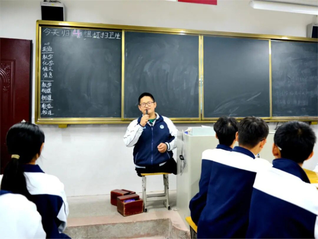 曾感动全网的“板凳男孩”完成高考 励志故事再续新篇章