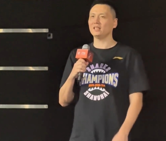上海男篮举办球迷见面会 双冠加冕沪写传奇