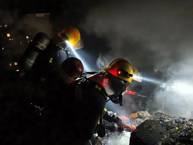 深夜充电宝自燃！北京朝阳一居民住宅发生火灾