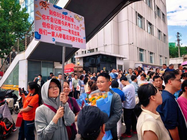 80歲你不會記得分?jǐn)?shù)但會記得今天 家人溫馨迎接考生歸來