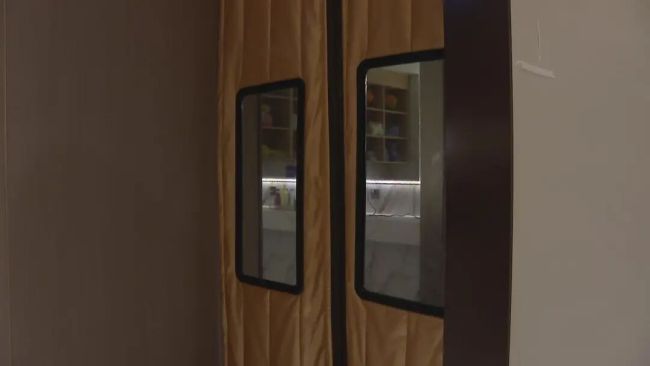 女子在浴室洗澡遇男子闯入 管理疏忽引发争议