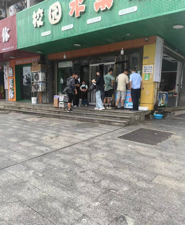 学校回应店员用嘴给水果喷水 市场监管部门介入调查