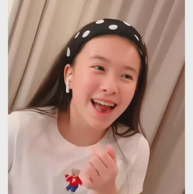 刘涛携女儿亮相意大利 母女同框似姐妹