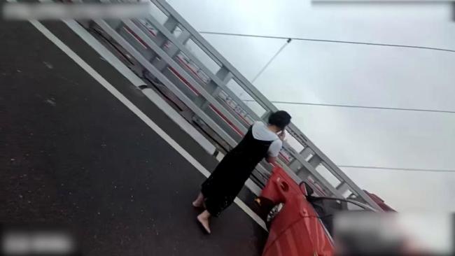 女子赤脚驾车失控撞上护栏 光脚驾驶隐患大
