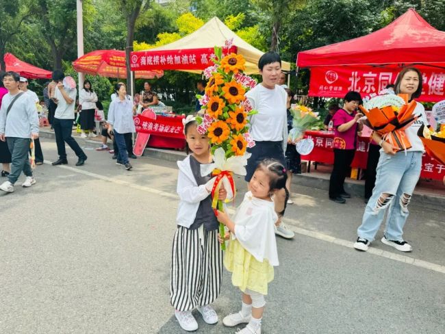 天津高考收官见闻:考场外的守候 轻松喜悦溢满考点