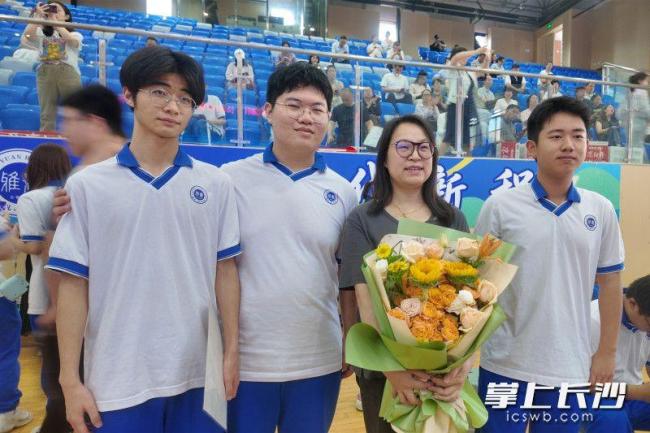 女生高考后以束脩之礼谢师恩 青春告别启新程