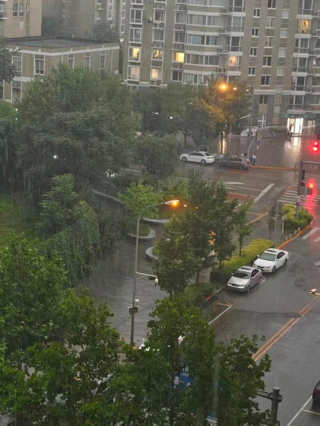 北京下冰雹了 多区发布黄色预警
