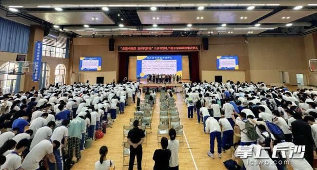 女生高考后以束脩之礼谢师恩 青春告别启新程