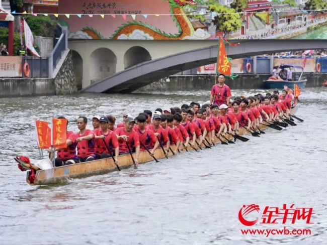 广州天河车陂龙舟赛火热开扒 12支队伍江面竞速