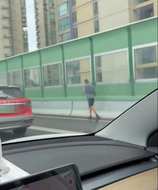 男子在南北高架上跑步 警方：已处罚