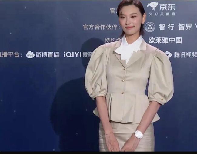 《给阿嬷的情书》演员李思潼红毯照 清新自然成焦点